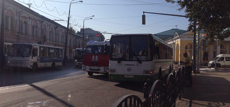 Пена на асфальте и сильный запах топлива в Торговом переулке: у автобуса пробило бак_159932