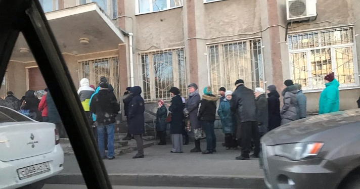 Из-за коронавируса возле собеса в Рыбинске образовалась очередь