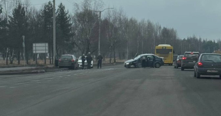 В Ярославле в ДТП у завода пострадали два человека
