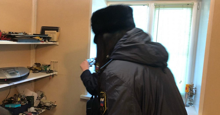 Вырезали двери: ярославец забаррикадировался от МЧС. Кадры из квартиры