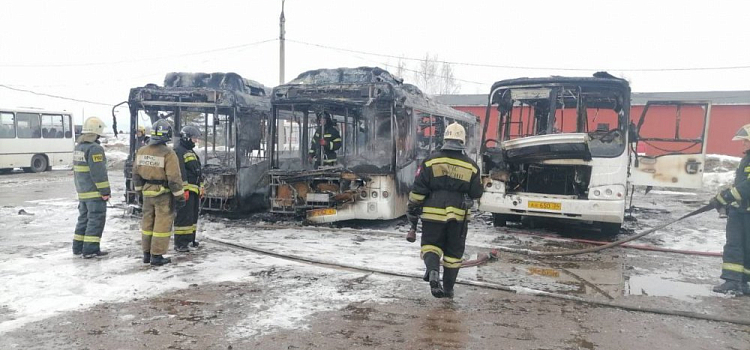 В Ярославле сгорели три автобуса: предварительная причина