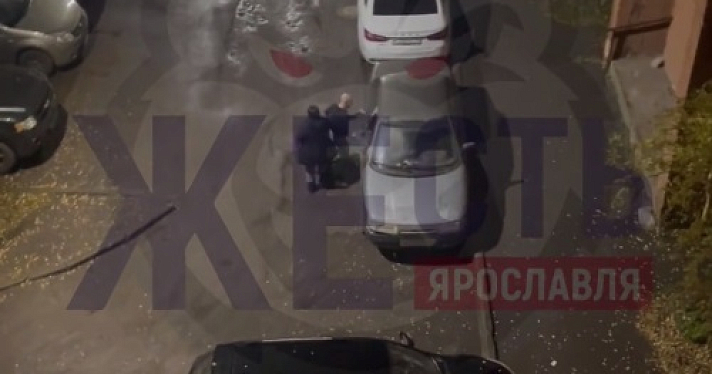 В Ярославле неадекватный мужчина расколотил стоящий во дворе автомобиль