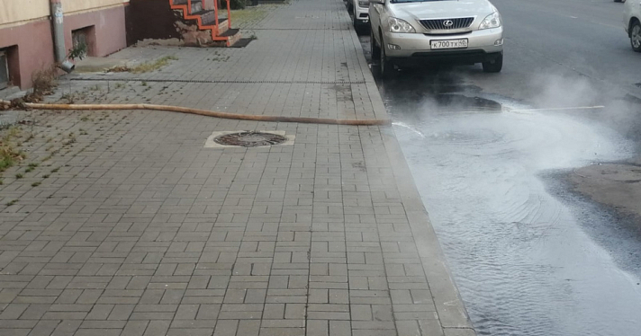 В центре Ярославля улицу затопило кипятком