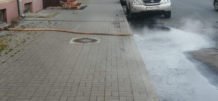В центре Ярославля улицу затопило кипятком