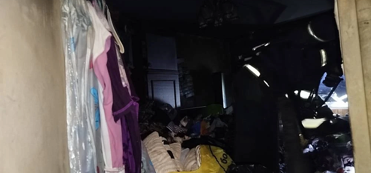 В Рыбинске загорелась заполненная хламом квартира_310054