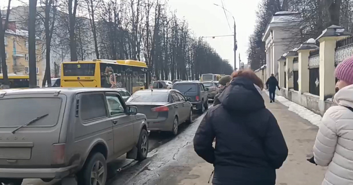 Мощный пожар в Ярославле привёл к транспортному коллапсу на прилегающих улицах и проспектах