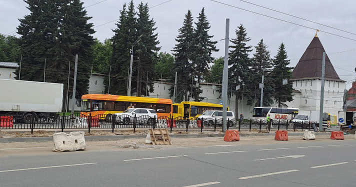 В центре Ярославля во время дорожных работ обнажилась историческая булыжная мостовая