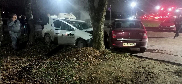 В Ярославле на Промышленном шоссе таксист врезался в три автомобиля_225446