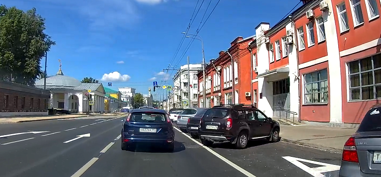 В Ярославле выделенную полосу для общественного транспорта заняли парковщики_218039