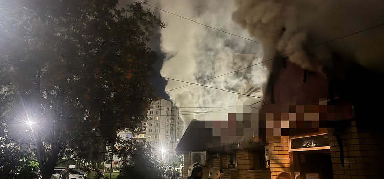 В Ярославле горело здание с шашлычной и алкомаркетом_300618