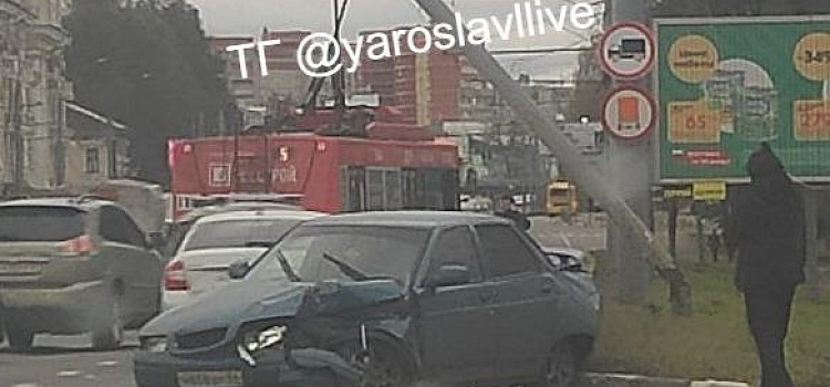 В Ярославле после столкновения легковушки и троллейбуса наклонились два столба_254405