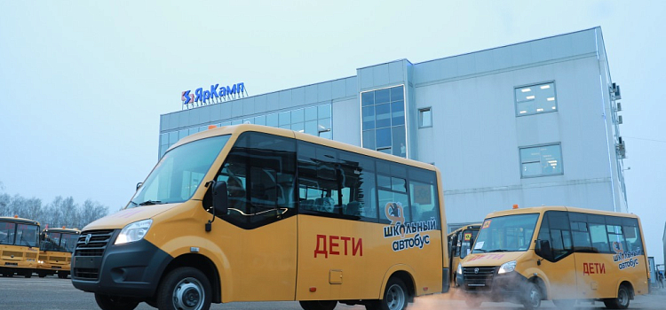 Школам Ярославской области передали новые автобусы_256833