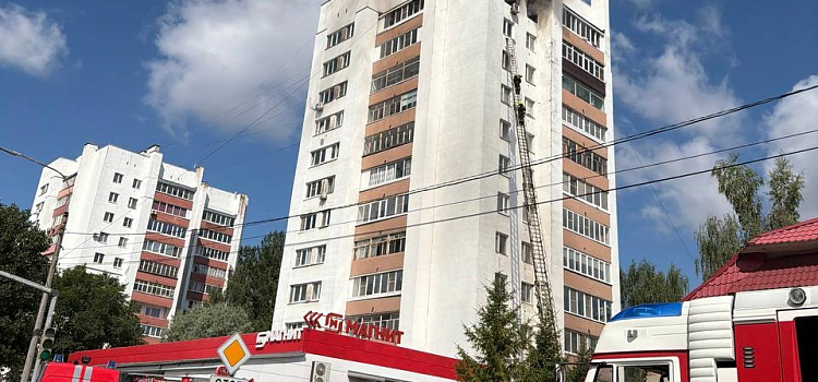 В центре Ярославля эвакуировали подъезд многоэтажки из-за пожара на верхнем этаже_318619