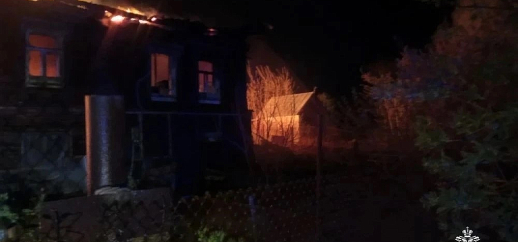 В деревне Ярославской области огонь уничтожил нежилой дом и автомобиль_315556