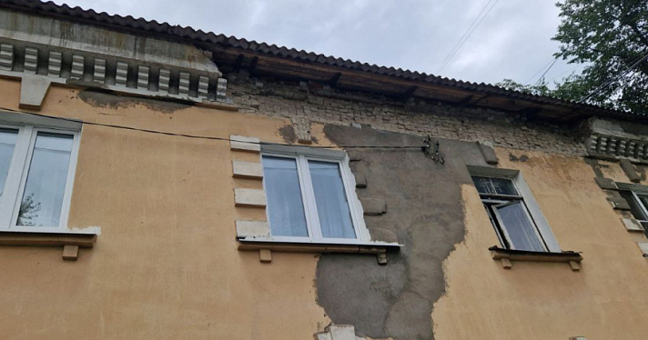 Прокуратура организовала проверку в связи с обрушением фасада дома в Ярославле