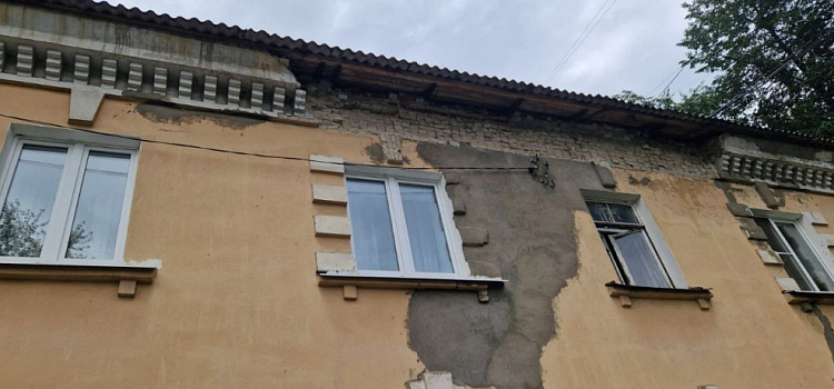 Прокуратура организовала проверку в связи с обрушением фасада дома в Ярославле