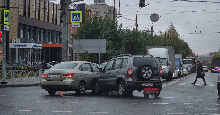 На улице Свободы произошло тройное ДТП