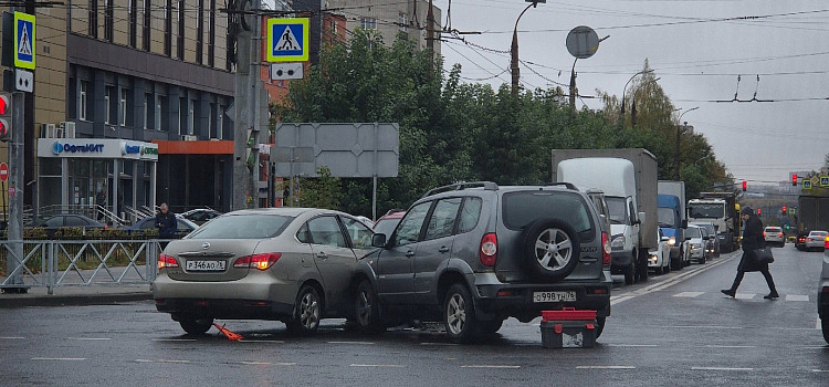 На улице Свободы произошло тройное ДТП