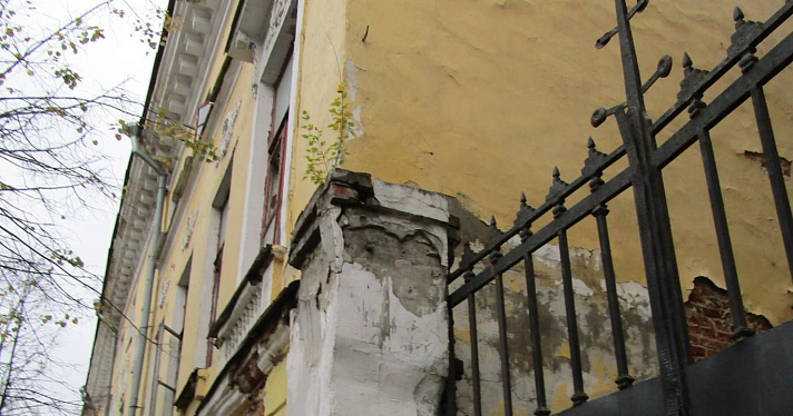«Отвалился кусок исторической стены»: градозащитница обратила внимание на разрушающееся здание в центре Ярославля_167732