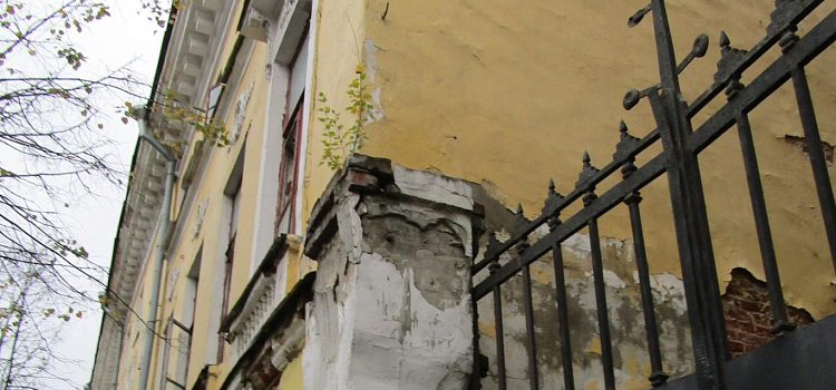 «Отвалился кусок исторической стены»: градозащитница обратила внимание на разрушающееся здание в центре Ярославля_167732