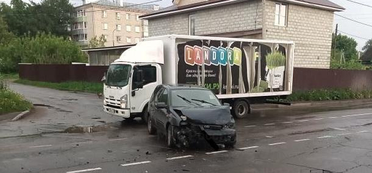 Двух детей госпитализировали: в Ярославской области столкнулись легковушка и грузовик_241255