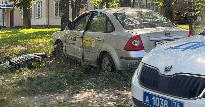 В Ярославле автомобиль такси врезался в дерево