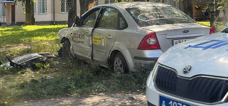 В Ярославле автомобиль такси врезался в дерево
