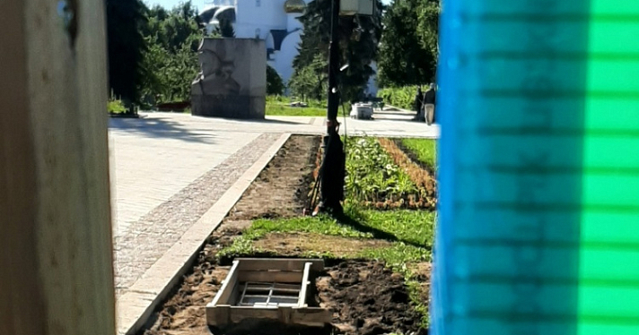 За зелёным забором: в Ярославле приступили к установке новых стел у Вечного огня