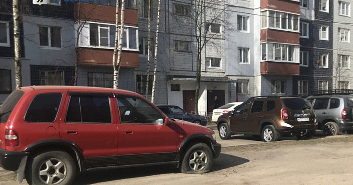 Стало известно, сколько водителей в Ярославле оштрафовали за парковку на газонах с помощью автоматических мобильных комплексов