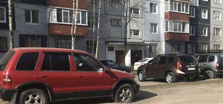 Стало известно, сколько водителей в Ярославле оштрафовали за парковку на газонах с помощью автоматических мобильных комплексов