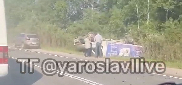 Кузов легковушки всмятку, а грузовик в кювете: в Ярославской области произошло жесткое ДТП_242076