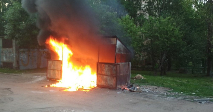 В Ярославле за ночь сгорело восемь мусорных контейнеров «Хартии»