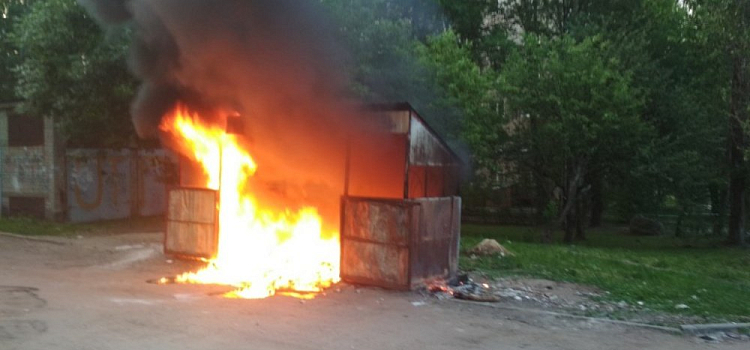 В Ярославле за ночь сгорело восемь мусорных контейнеров «Хартии»