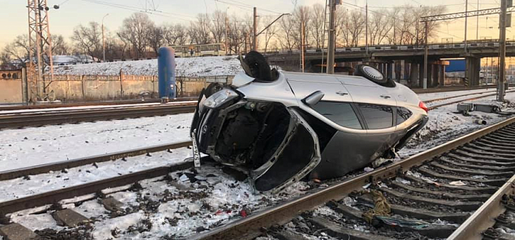 Фото дня. В Ярославле на железнодорожных путях «лежала» разбитая Lada Granta