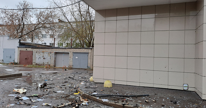 У дома разбросаны обгоревшие детские книжки: в центре Ярославля сгорела квартира в новостройке_255684