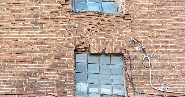 Сосульки в подъезде и трещины в стенах: жители Ростова показали, как живут в разрушающемся доме_228767