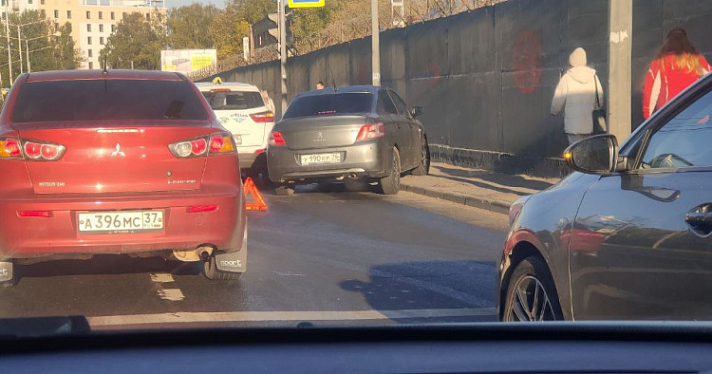 Люди идут пешком: проспект Фрунзе в Ярославле встал в огромные пробки