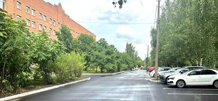 В Ярославле благоустроили территорию у военного госпиталя_319899