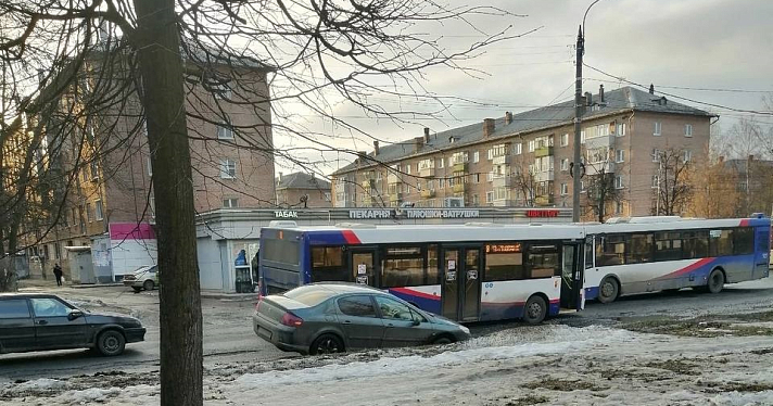 В Ярославле троллейбус столкнулся с легковушкой, а автобус намертво застрял в яме_236343