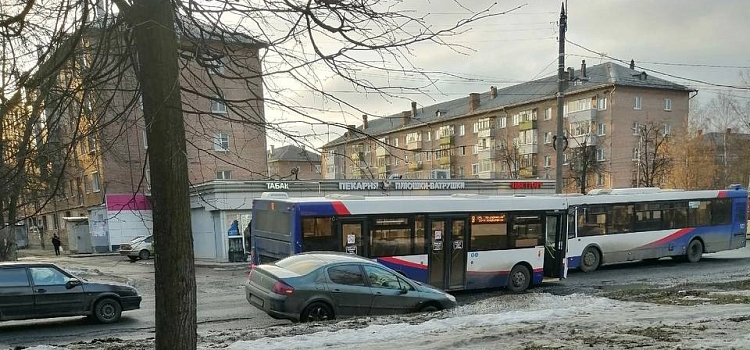В Ярославле троллейбус столкнулся с легковушкой, а автобус намертво застрял в яме_236343
