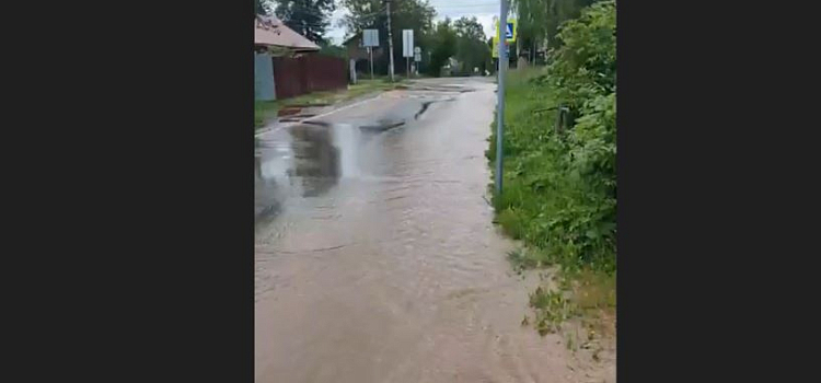 «Нас топит»: жители Твериц сообщают о коммунальной аварии