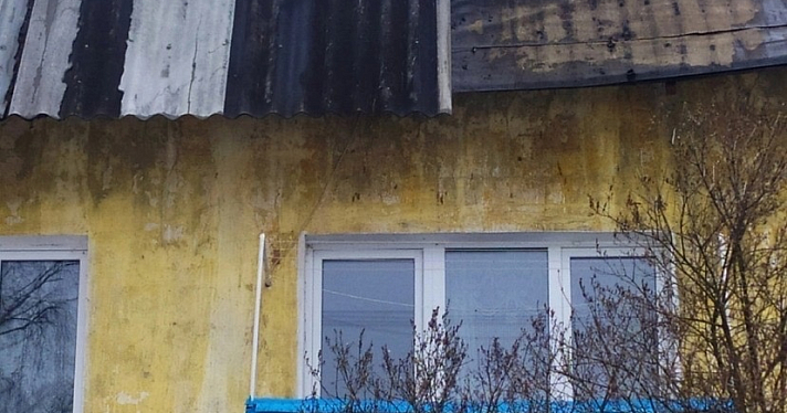 Жители поселка в Ярославской области живут с рухнувшей крышей в многоквартирном доме_231841