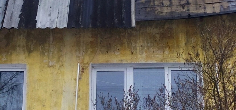 Жители поселка в Ярославской области живут с рухнувшей крышей в многоквартирном доме_231841