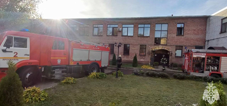 Эвакуировано 24 человека: в Ярославле горит мастерская майолики