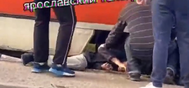 В Ярославле пьяный мужчина упал под колеса трамвая