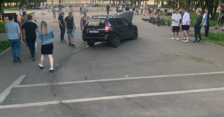 В Рыбинске легковушка после столкновения вылетела на пешеходную зону набережной_243434