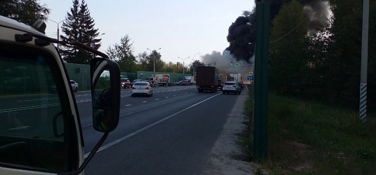 Под Ярославлем погибла бригада скорой помощи: в результате аварии взорвался бензовоз_219306