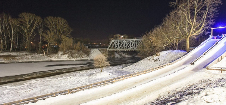 Фото дня. В городском сквере Рыбинска открыли каток_169779