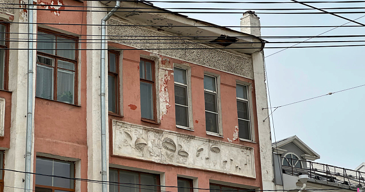 «Чудом никто не пострадал»: в центре Ярославля разрушается фасад объекта культурного наследия_240876