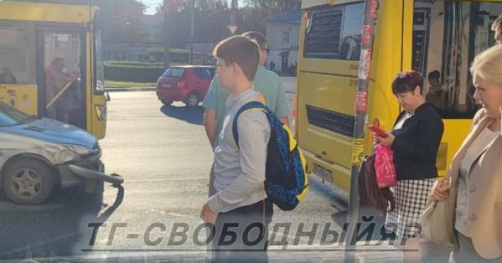 В Ярославле легковой автомобиль врезался в автобус